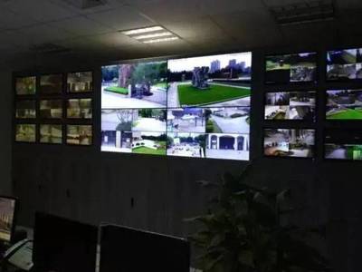 超市14人被困電梯，物業員工阻撓消防救援引爆眾怒